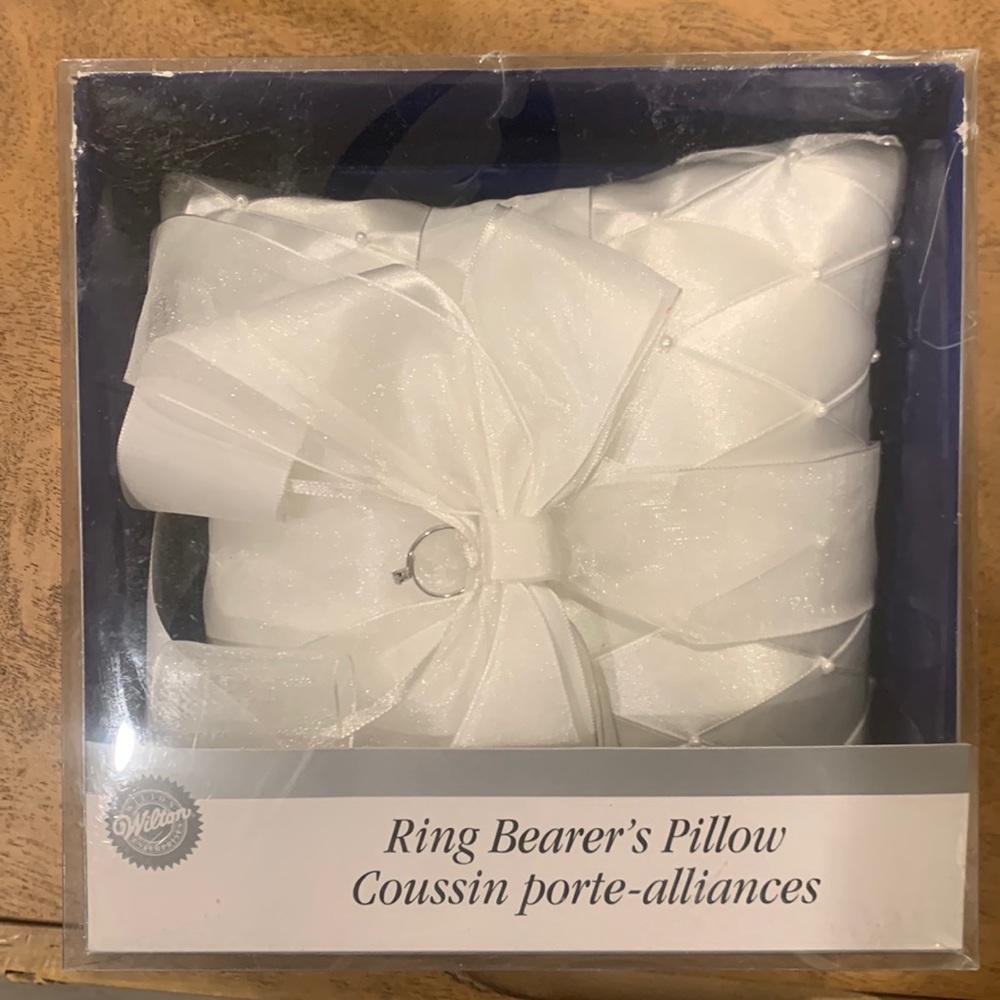 Wilton ring pillow